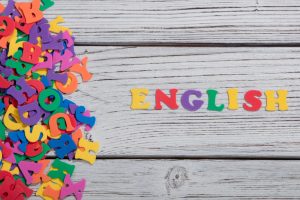 עברית עם דיצה- קורסים ללימוד עברית לעולים- תמונה לפוסט - מה קצר יותר, עברית או אנגלית?